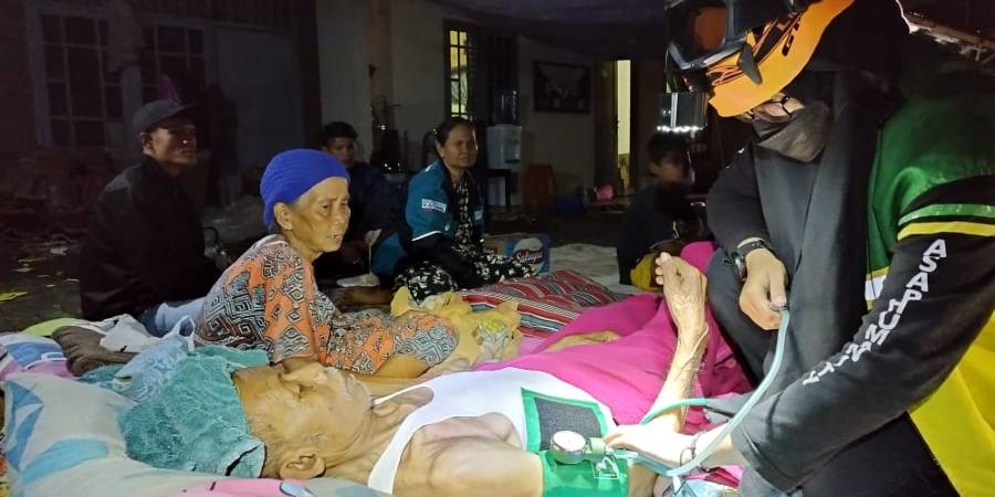 Provide Warming Blanket for The Cianjur Earthquake Evacuees